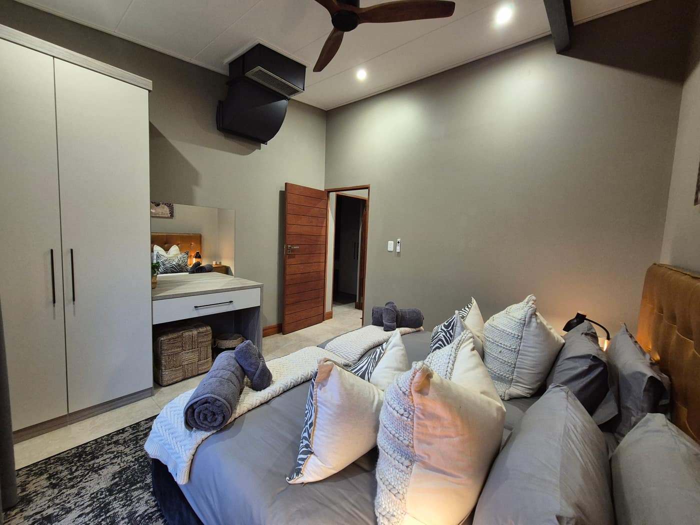 Iketla Cottage 3 lounge